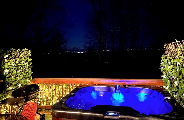 Romantic, family friendly mountain getaway w hot tub near wineries & skyline