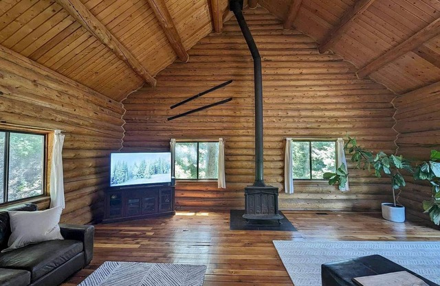 Cozy cabin in the woods fit for all outdoor enthusiasts!
