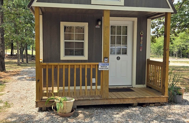 Cozy Cabin in the woods! Close to lakes, hunting, fishing, Plenty of parking!