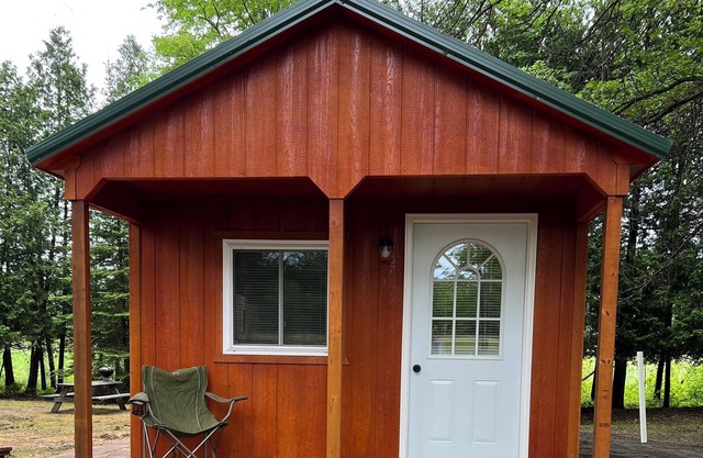 Cozy cabin in the woods on our own private lake with WIFI, A/C & Heat.