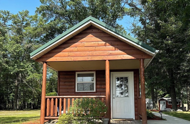 Cozy cabin in the woods on our own private lake with WiFi, AC. Perfect getaway