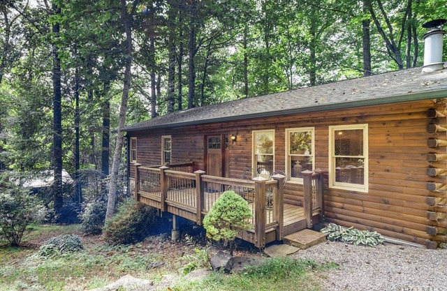 Cozy Cabin In-town by Mirror Lake-1.7 miles to Main St, Hot tub, & fireplace!