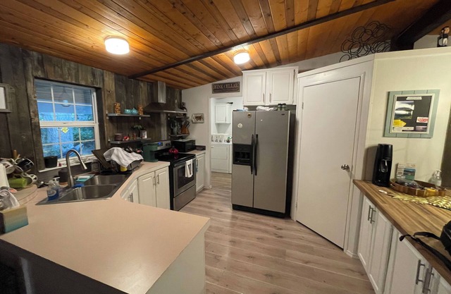 Cozy cabin-like 3-bedroom house with WiFi on Anderson Island