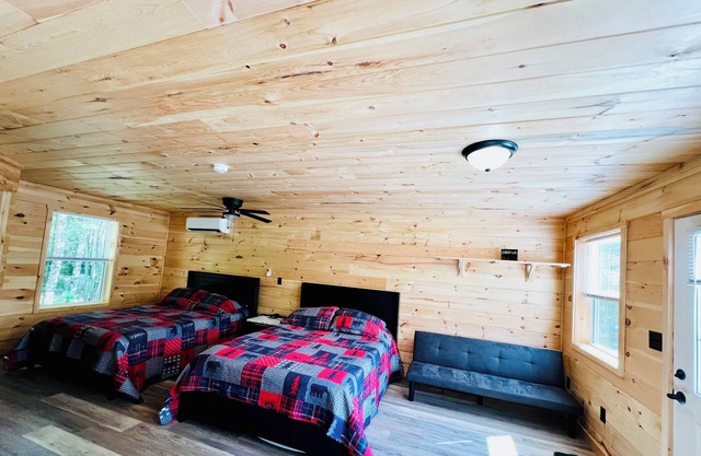 Cozy cabin located on the Atv & snowmobile trail. Family & Pet Friendly