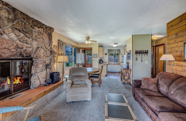 Cozy cabin near fishing, hiking, mountains, lakes, and snowmobiling!