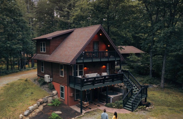Cozy cabin near Lake Placid & High Peaks. Featuring 7 person hot tub and Yoga