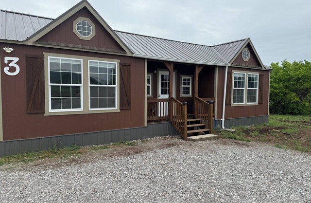 Cozy cabin near Medicine Park with WiFi, AC