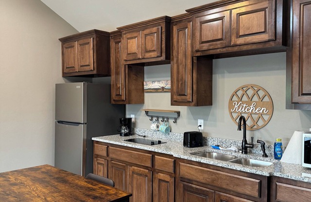 Cozy cabin near Medicine Park with WiFi, AC