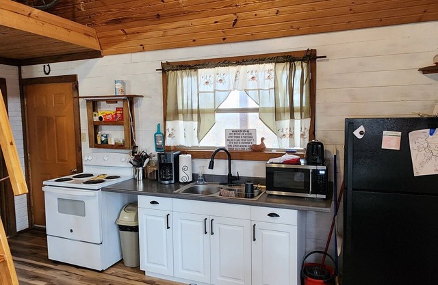 Cozy cabin nestled on the edge of Huckleberry Conservation, w/firepit!