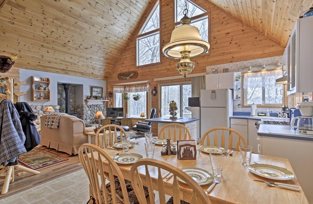¡NUEVO! Casa en 10 acres con vistas al río Chippewa!