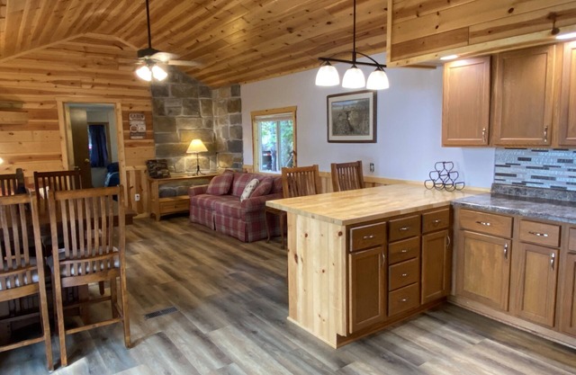 Cozy cabin on lake and trails