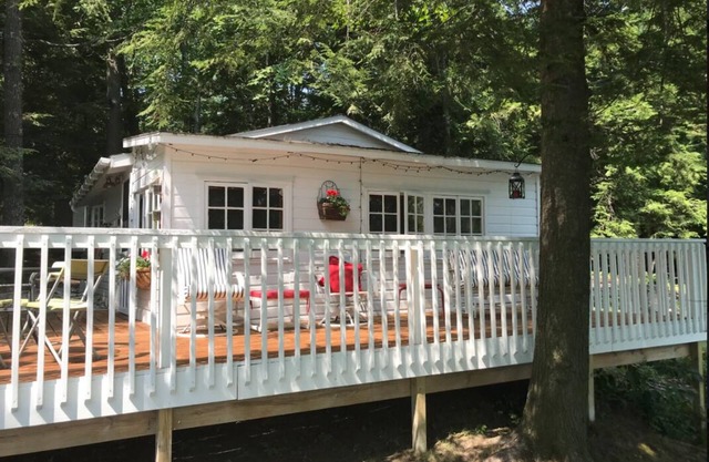 Cozy cabin on quiet Bass Lake. Minutes from Downtown Traverse City!