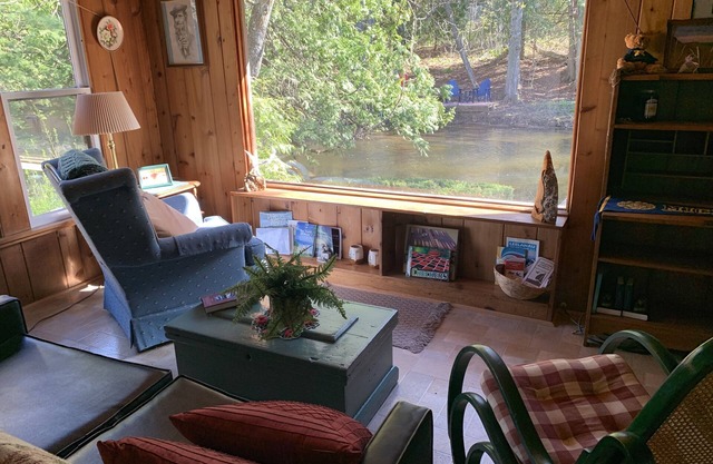 Cozy cabin on the river! Steps from the water, amazing views of river & wildlife