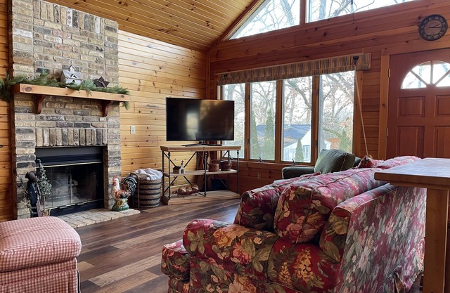 Cozy cabin one block from lake, private beach and close to hiking/ biking trails
