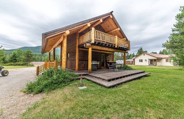 Cozy cabin outside Glacier National Park. Private hot tub + pet-friendly!