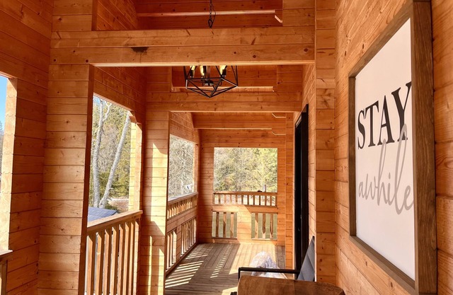 Cozy Cabin Overlooking Arrowhead Provincial Park and the Big East River