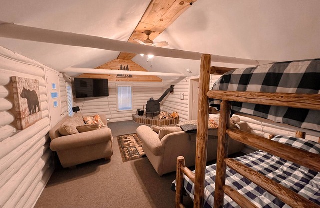 Cozy cabin, private 10 acres close to atv trail & lake