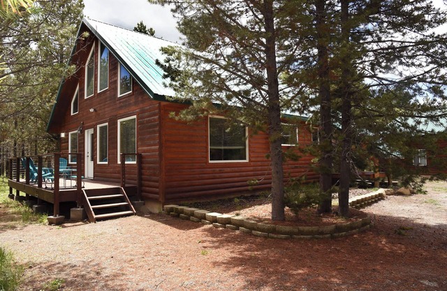 Cozy Cabin Retreat – Sleeps 11 – Near Yellowstone National Park & Island Park Re