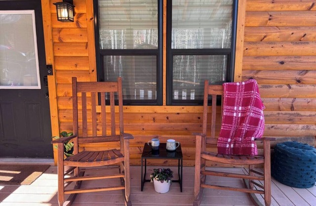 Cozy Cabin Retreat: Your Peaceful Getaway Awaits