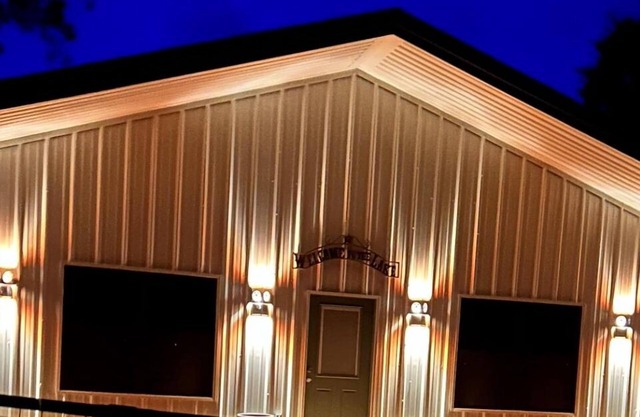 Cozy cabin that sleeps 6 with AC and WiFi on beautiful Palo Pinto lake..