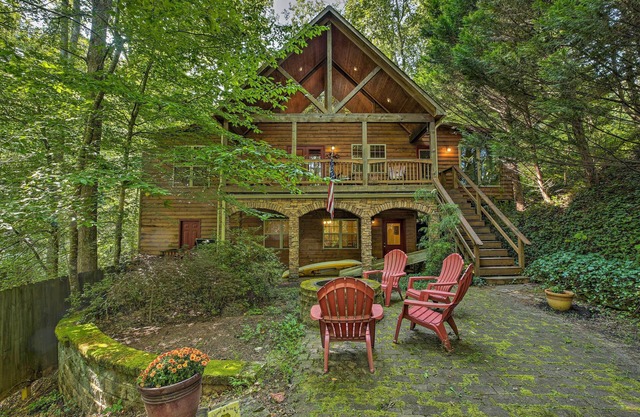 Cozy Cabin w/ Deck, Walk to Wildcat Creek & Dining