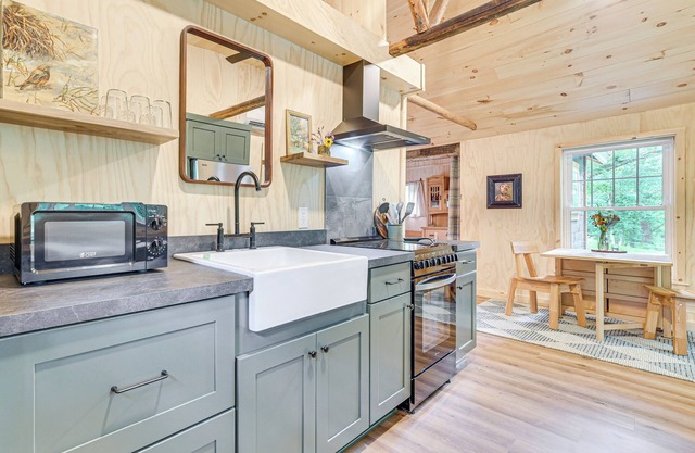 Cozy Cabin w/Fire Pit < 1 Mi to Crooked Lake!