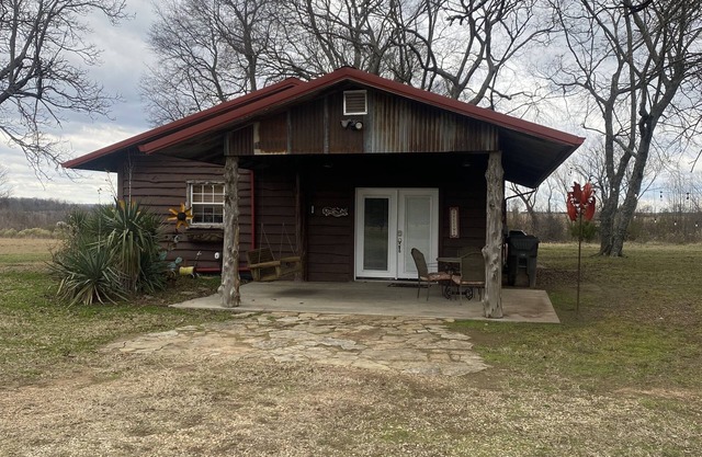 Cozy cabin w/ fire pit, close town with a country feel & 20 min from Hochatown!