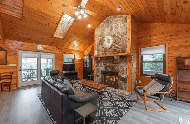 New! Ginseng Getaway: Lake Area, Fireplace, Game Table!