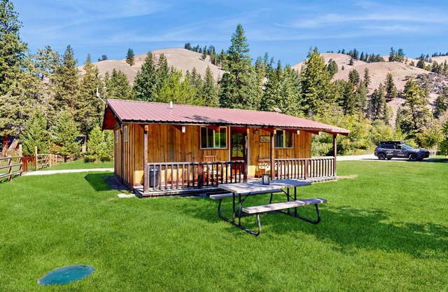 Cozy cabin w/full kitchen on shared acreage, perfect for hiking & fishing