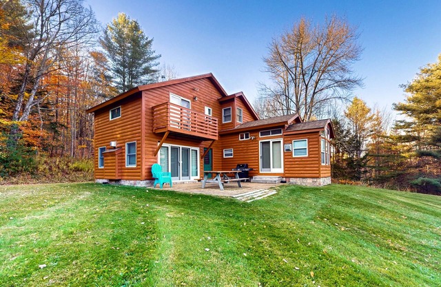 Cozy cabin w/ mountain view, close to skiing, dog friendly, firepit, deck, wifi