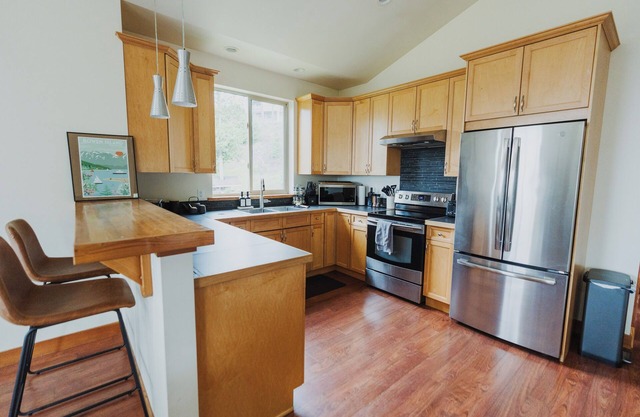 Cozy Cabin w/ Private Sauna, Cold Tub, Fire & Ocean View (10 min walk to beach)