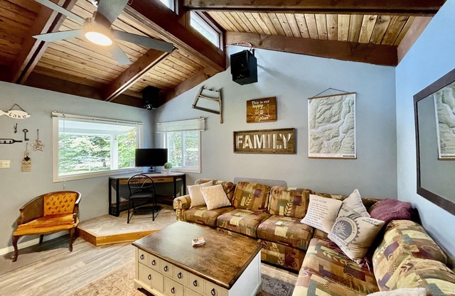 Cozy cabin w/ Trailer, Sleeps 6 - 10 guests, Walking Distance to Beach, Hot Tub!