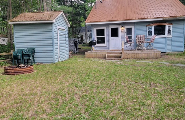 Cozy Cabin walking distance to BEAUTIFUL Higgins Lake!