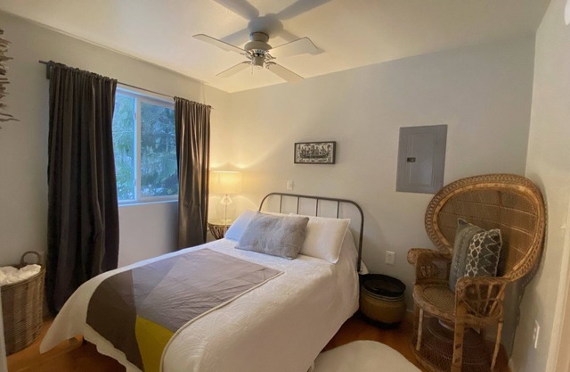 Cozy cabin with 1 bedroom and WiFi, AC in enjoyable White Salmon