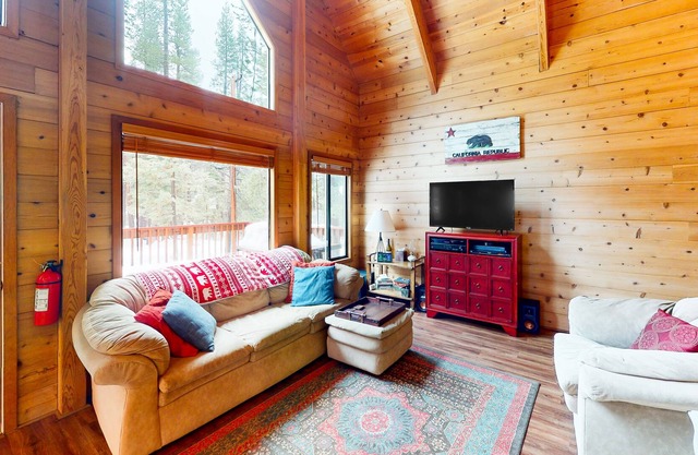 Cozy cabin with a large deck, firepit, & gas grill - near golf and skiing