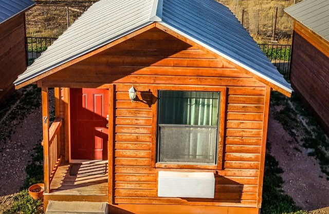 Cozy cabin with AC and WiFi in peaceful Sterling City