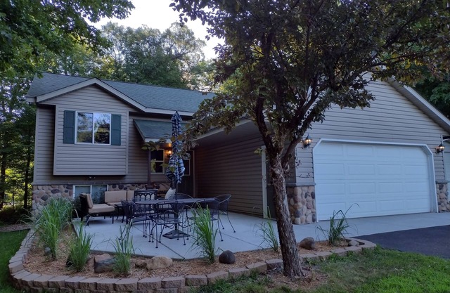 Cozy cabin with beautiful, wooded views. 5 minutes to downtown