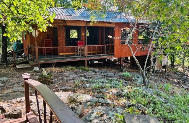 Cozy Cabin With Fire Pit, near Lake Tenkiller!
