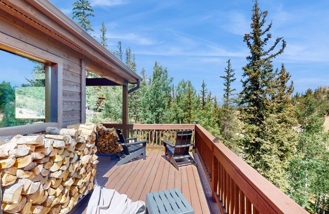 Cozy cabin with full kitchen, large deck, W/D & private hot tub