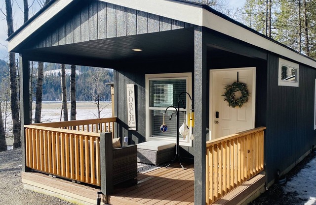 Cozy cabin with gazebo, gas fire pit and hot tub