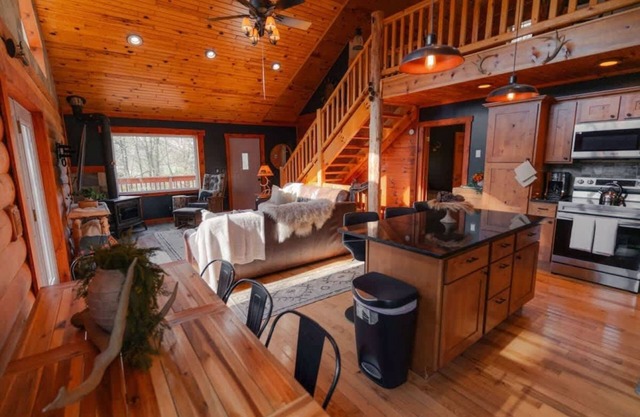 Cozy Cabin With Hot Tub - Near all in Hocking Hills