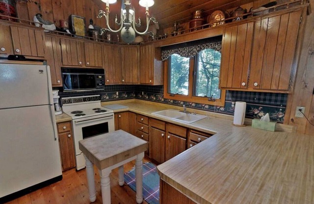 Cozy cabin with lake shore cottage. Shore Lift