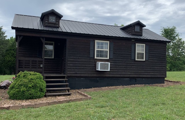 Cozy Cabin with private back yard, located 5 min away from Dale Hollow Lake