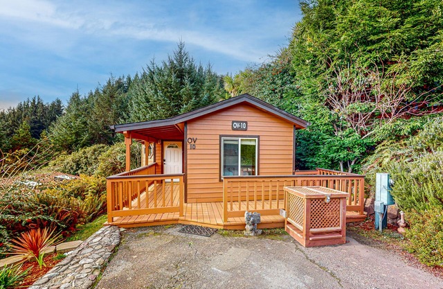 Cozy cabin with sunroom, deck, grill and private hot tub