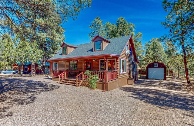 Cozy cabin with fireplace, farmers porch, central AC & close to trails!
