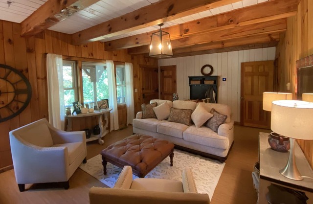 Cozy Cabin with 2 fireplaces and close to town