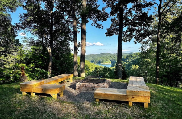 Cozy cabin with views of Cave Run Lake-2 miles from Zilpo beach