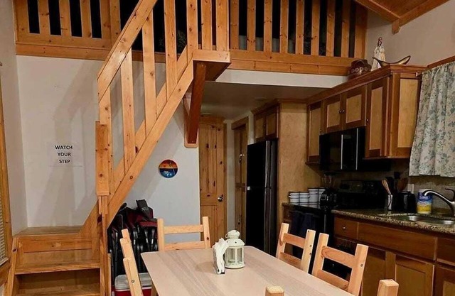 Cozy cabin with WiFi and AC in peaceful Willis just a few steps from the lake