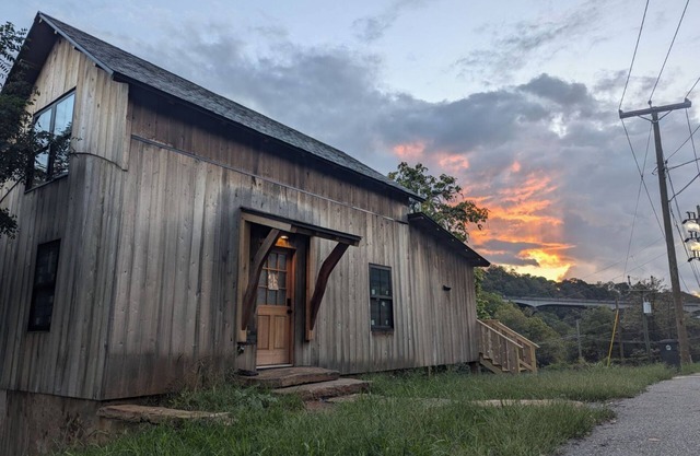 Cozy cabin with WiFi and AC in lovely Lynchburg