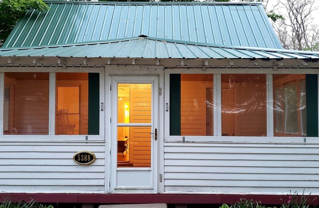 Cozy cabin with WiFi, hot tub, lake access, and AC in charming Whitehall.